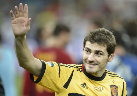 Casillas trở thành cầu thủ đầu tiên giành 100 chiến thắng cùng ĐTQG.
